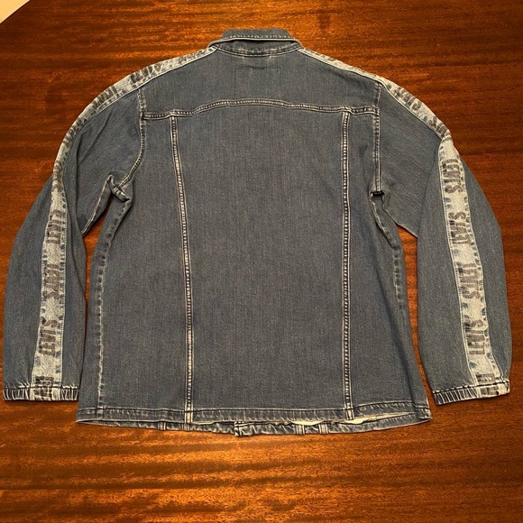 Brand NWT Levi’s Denim Jacket with Logo Print - Picture 4 of 4